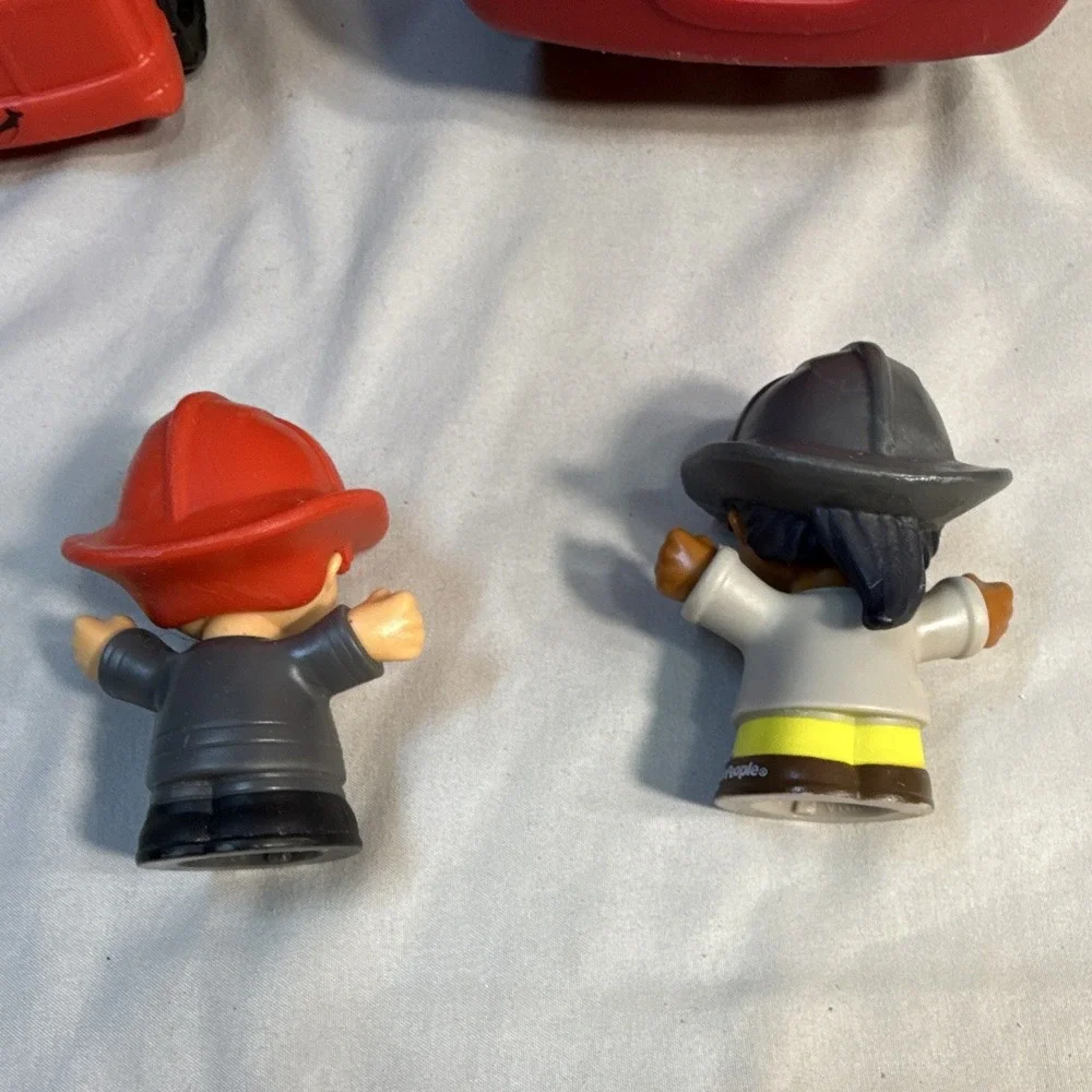 Fisher-Price Little People Fire Truck & Ladder Truck w/ 2 Figures M0127 2012
